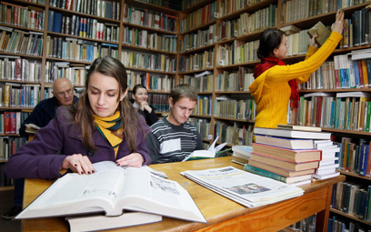 Biblioteki przestają być już tylko miejscami, w których wypożycza się książki. Mają ambicję stać się