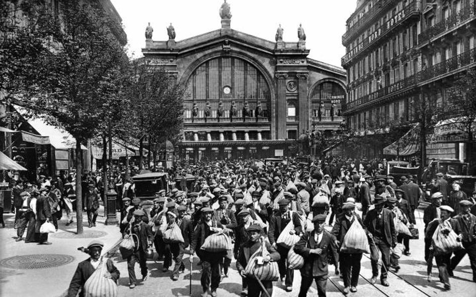 Zmobilizowani Francuzi przybywają z prowincji do Paryża, lato 1914 r.