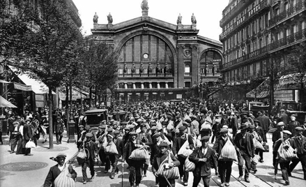 Zmobilizowani Francuzi przybywają z prowincji do Paryża, lato 1914 r.