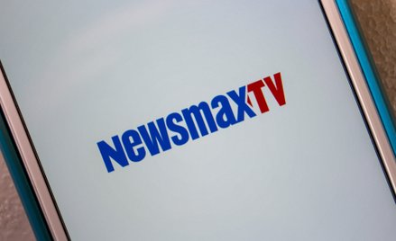Nasze śledztwo: Kto naprawdę stoi za nową prawicową telewizją Newsmax Polska?