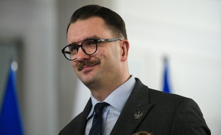 Poseł PiS Łukasz Mejza podczas uroczystości wręczenia nowym posłom Sejmu X kadencji zaświadczeń o wy