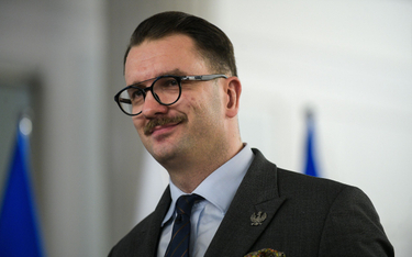 Poseł PiS Łukasz Mejza podczas uroczystości wręczenia nowym posłom Sejmu X kadencji zaświadczeń o wy