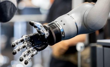 Z rynku pracownika do rynku robota i imigranta?