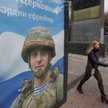 Plakat z wizerunkiem rosyjskiego żołnierza i hasłem "Chwała bohaterom" w Moskwie