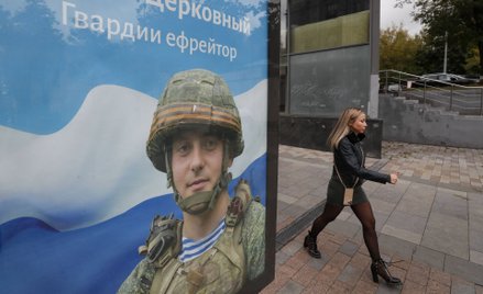 Plakat z wizerunkiem rosyjskiego żołnierza i hasłem "Chwała bohaterom" w Moskwie