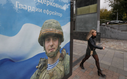 Plakat z wizerunkiem rosyjskiego żołnierza i hasłem "Chwała bohaterom" w Moskwie