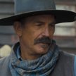 Kevin Costner gra kowboja w wyreżyserowanym przez siebie filmie. Pojawia się na ekranie po godzinie.