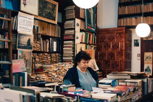 W krakowskim antykwariacie zachował się wystrój z XIX wieku.