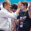 Donald Tusk z uczestnikami Campusu Polska Przyszłości, 23 sierpnia 2024 r. Ogłosił im m.in., że w te