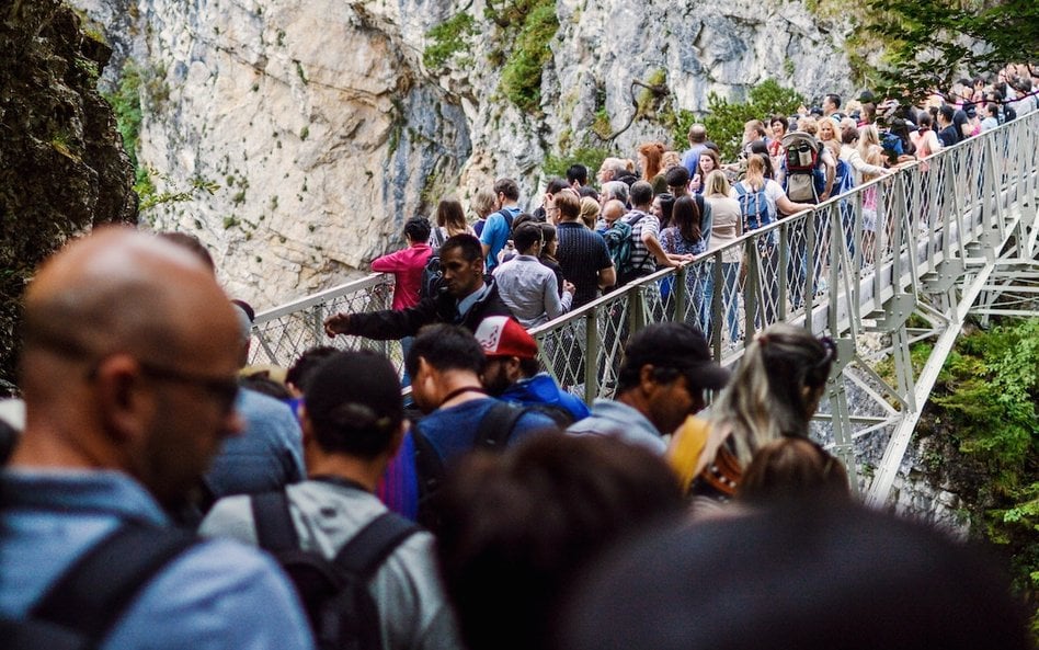 Do Neuschwanstein rocznie przyjeżdża blisko 1,5 miliona turystów. Zdaniem mieszkańców okolicznych mi