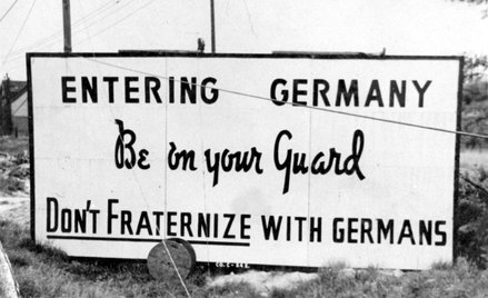 „Wjeżdżasz do Niemiec. Bądź ostrożny. Nie brataj się z Niemcami” – takie tablice zostały ustawione p