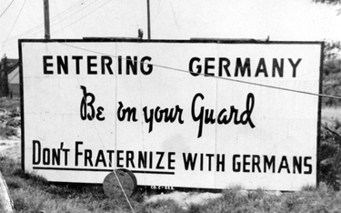 „Wjeżdżasz do Niemiec. Bądź ostrożny. Nie brataj się z Niemcami” – takie tablice zostały ustawione p