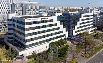 Biurowiec Curtis Plaza stanął w 1993 roku i stał się jednym z symboli warszawskiego „Mordoru”.