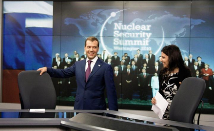 Rosja nie oszczędza na propagandzie Na zdj. z 2010 r. prezydent Dmitrij Miedwiediew w oddziale Russi