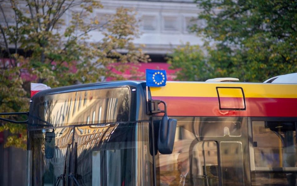 Unijne flagi już w sobotę pojawiły się na ulicach wielu polskich miast. W tym Warszawy. Nie tylko w 