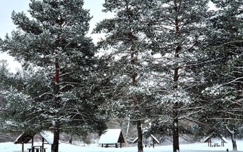 Jedna osoba zmarła, druga trafiła do szpitala w stanie skrajnego wychłodzenia. Tragiczny rezultat za