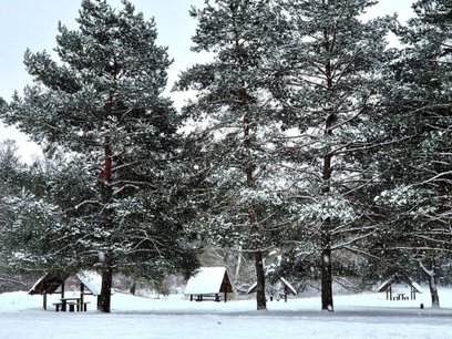 Jedna osoba zmarła, druga trafiła do szpitala w stanie skrajnego wychłodzenia. Tragiczny rezultat za
