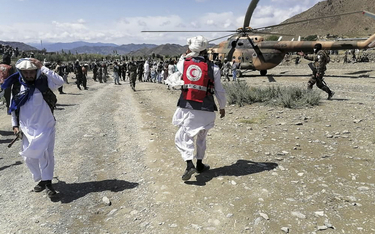 W prowincji Paktika w wyniku trzęsienia ziemi zginęło ponad 250 osób. Na zdjęciu: akcja ratownicza w