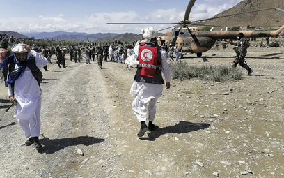 W prowincji Paktika w wyniku trzęsienia ziemi zginęło ponad 250 osób. Na zdjęciu: akcja ratownicza w