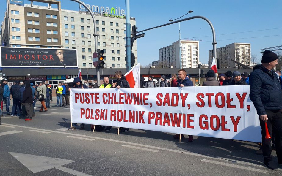 Rolnicy znów szturmują stolicę. Głośny protest z ogólnymi hasłami