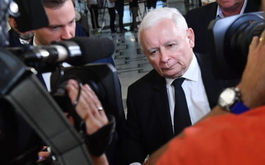 Jarosław Kaczyński w drodze na posiedzenie sejmu