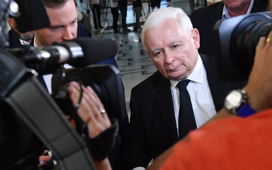 Jarosław Kaczyński w drodze na posiedzenie sejmu