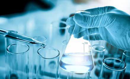 Czy zabraknie miliardów fiolek potrzebnych na szczepionkę na COVID-19