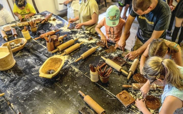 Goście Muzeum Piernika mogą poznać historię słynnych wypieków oraz samemu je zrobić