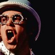 Elton John zasłynął również dzięki ekstrawaganckim kostiumom i rekwizytom, zwłaszcza okularom