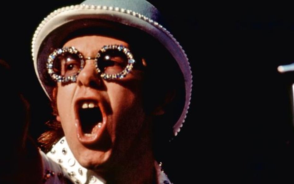 Elton John zasłynął również dzięki ekstrawaganckim kostiumom i rekwizytom, zwłaszcza okularom