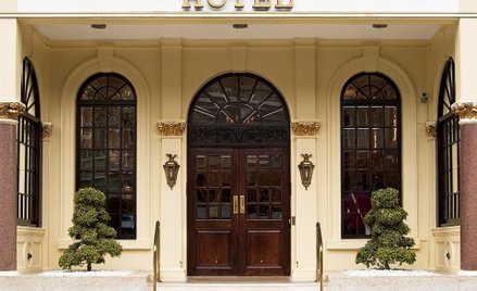 Odsprzedaż kompleksowych usług hotelarskich i gastronomicznych a odliczenie VAT - wyrok WSA