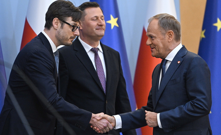 Premier Donald Tusk (P), desygnowany na ministra aktywów państwowych Jakub Jaworowski (L) oraz desyg