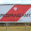 Billboard z przeprosinami dla uchodźców. "Granica praw człowieka"