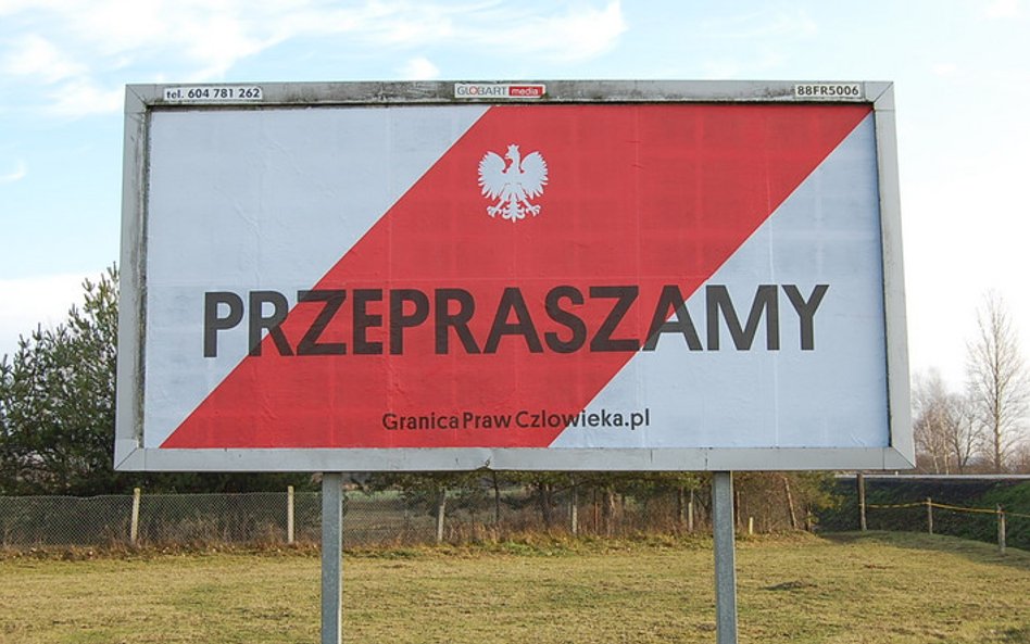 Billboard z przeprosinami dla uchodźców. "Granica praw człowieka"