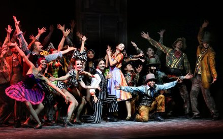 "Crazy for You" rozgrywa się w nietypowym, jak na musical, pejzażu, czyli na pustyni w Nevadzie. Tea