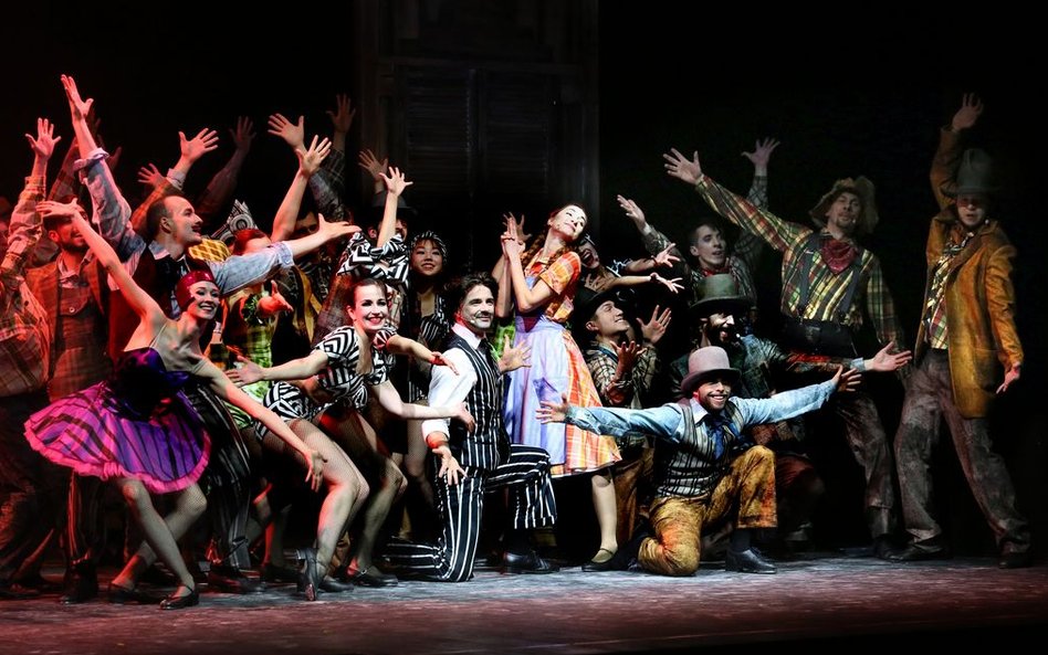 "Crazy for You" rozgrywa się w nietypowym, jak na musical, pejzażu, czyli na pustyni w Nevadzie. Tea