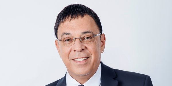 Robyg pręży muskuły przed IPO
