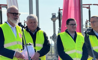 Prezes Grupy Tauron Grzegorz Lot (pierwszy od lewej) oraz minister energii Miłosz Motyka ( drugi od 