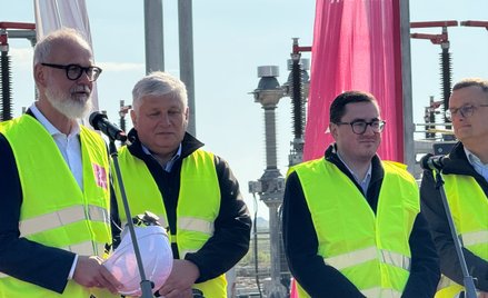 Prezes Grupy Tauron Grzegorz Lot (pierwszy od lewej) oraz minister energii Miłosz Motyka ( drugi od 
