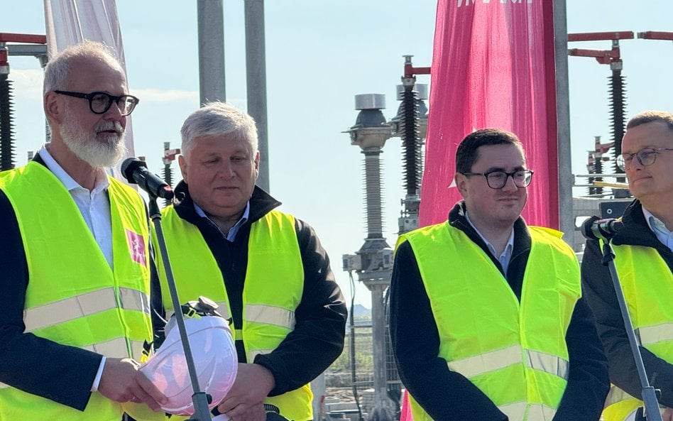 Prezes Grupy Tauron Grzegorz Lot (pierwszy od lewej) oraz minister energii Miłosz Motyka ( drugi od 