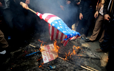 W Iranie płoną amerykańskie flagi