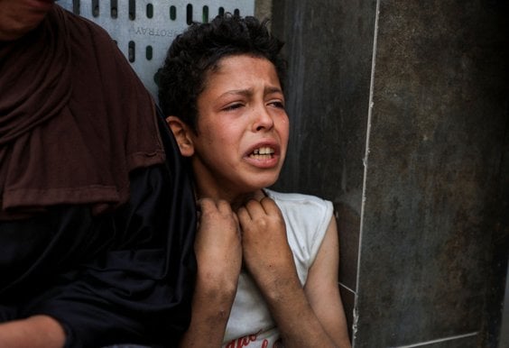 Gaza. Chłopiec płacze na pogrzebie braci, zabitych przez Izrael w ostrzale w Strefie Gazy