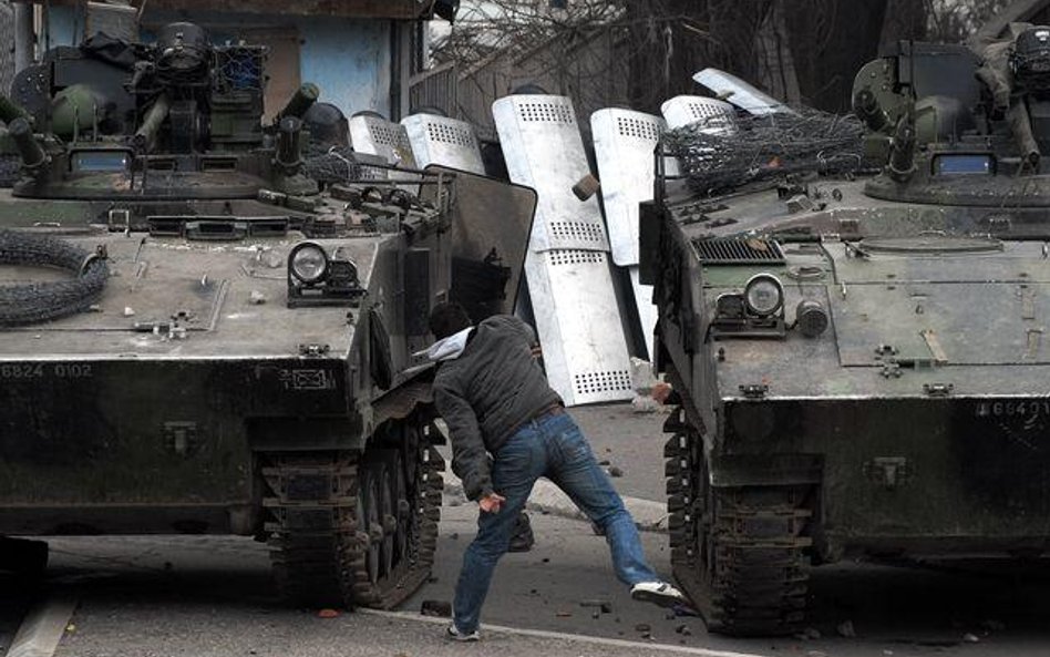 Poniedziałkowe zamieszki w Kosovskiej Mitrovicy