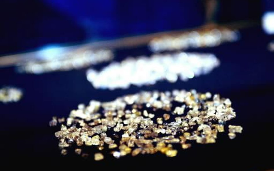 Alrosa, największy na świecie producent diamentów, może przeprowadzić ofertę publiczną wartą od 2 ml