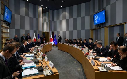 Tusk i Juncker wypowiadali się o negocjacjach unijno-japońskich przed rozpoczęciem spotkania z premi