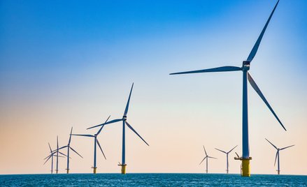 Morskie farmy wiatrowe uchodzą za jedno z najbardziej stabilnych odnawialnych źródeł energii. Po rok