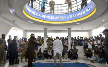 Indonezja: Publiczna chłosta za homoseksualny seks