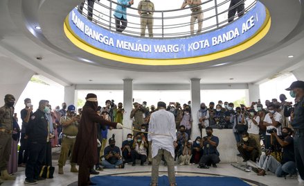 Indonezja: Publiczna chłosta za homoseksualny seks