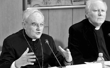 Arcybiskup Henryk Hoser (po lewej) unika w sprawach bioetycznych merytorycznej dyskusji - uważa auto