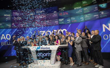 Eric Yuan, założyciel i prezes Zoom Video Communications, wraz z menedżerami podczas ubiegłorocznego